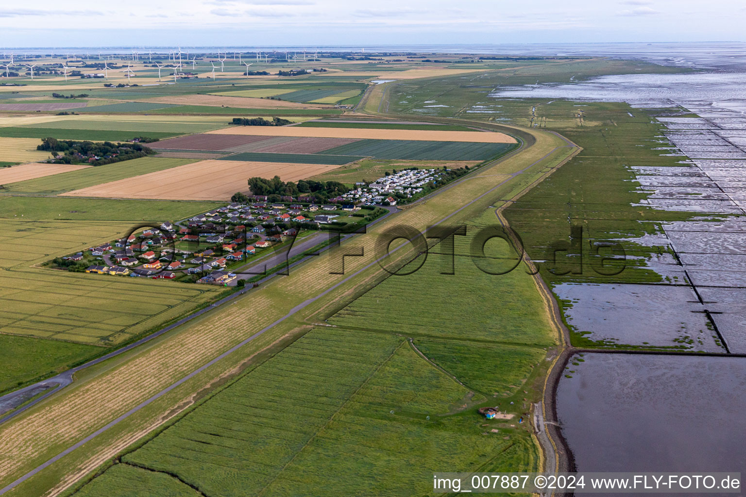 Photographie aérienne de Développement de maisons de vacances et camping Wesselburenerkoog à Wesselburenerkoog dans le département Schleswig-Holstein, Allemagne