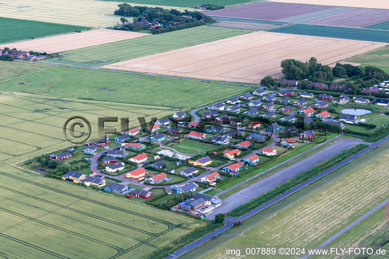 Vue oblique de Développement de maisons de vacances et camping Wesselburenerkoog à Wesselburenerkoog dans le département Schleswig-Holstein, Allemagne