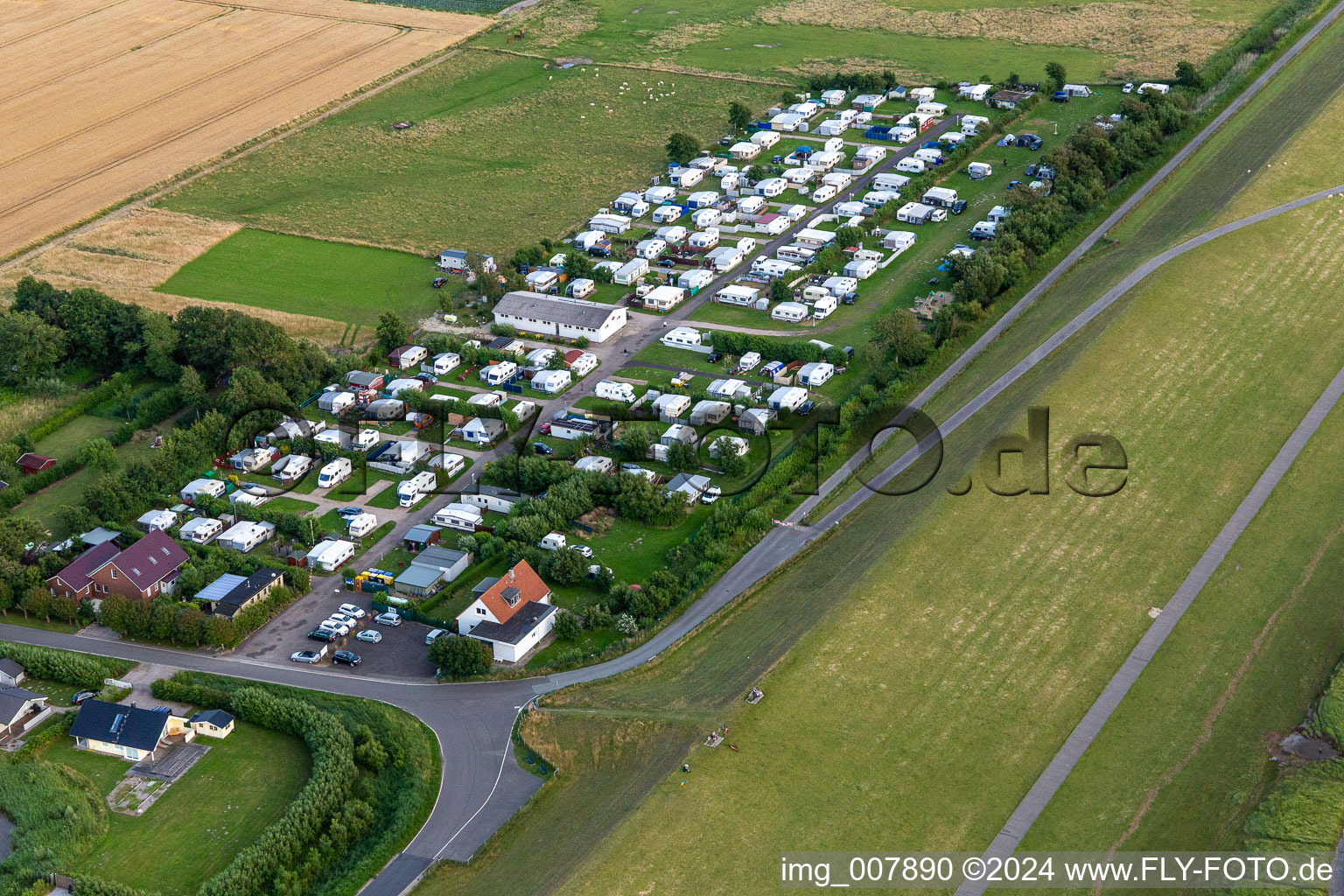 Développement de maisons de vacances et camping Wesselburenerkoog à Wesselburenerkoog dans le département Schleswig-Holstein, Allemagne d'en haut