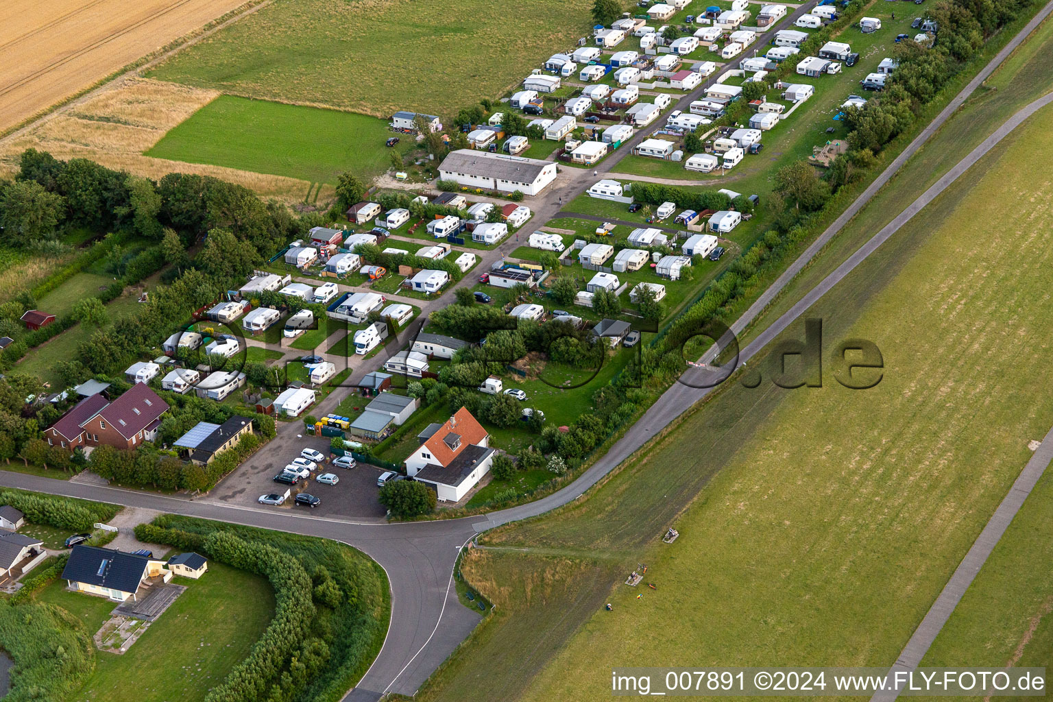 Développement de maisons de vacances et camping Wesselburenerkoog à Wesselburenerkoog dans le département Schleswig-Holstein, Allemagne hors des airs