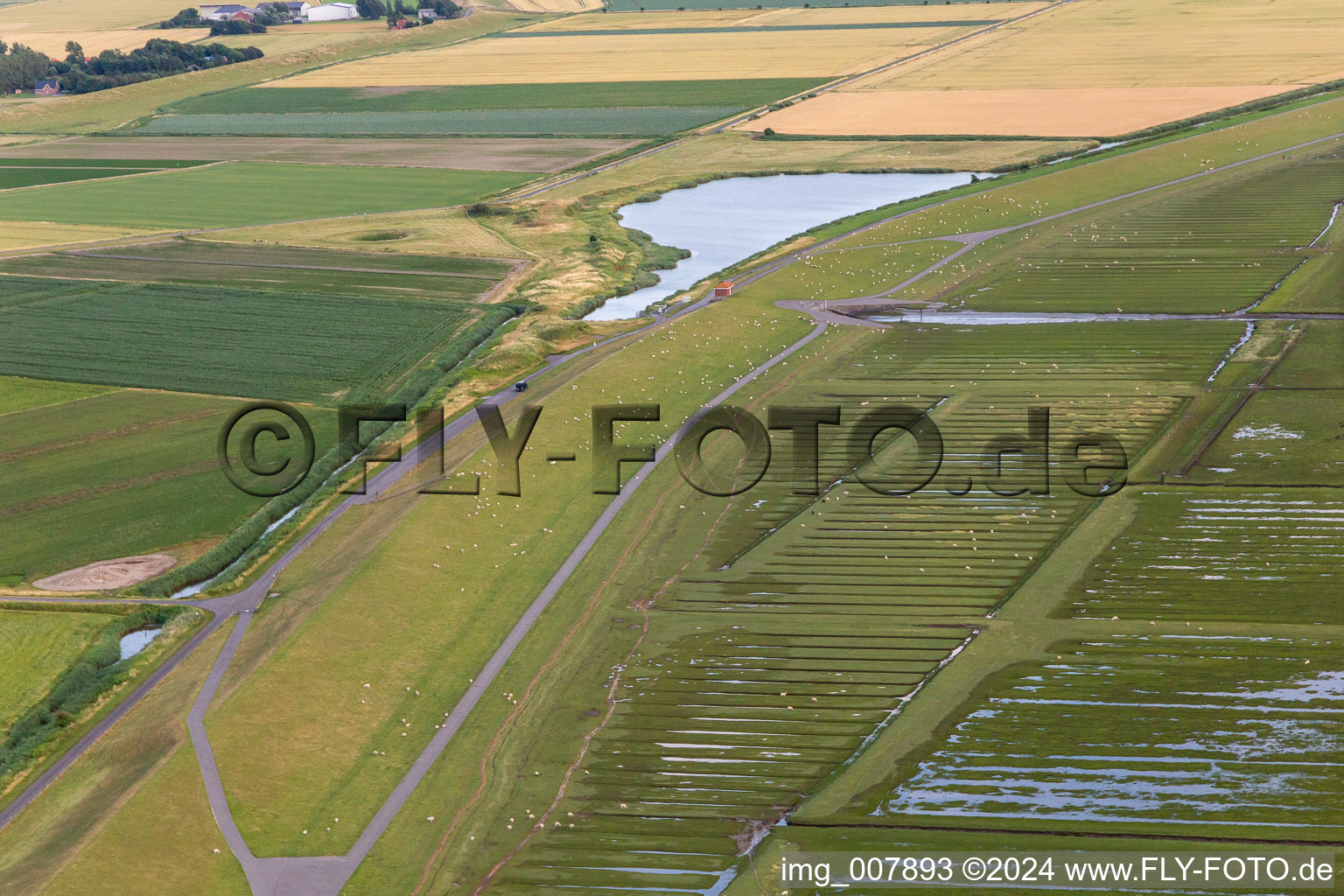 Vue aérienne de Barrage de la mer du Nord sur le sable du hareng à Wesselburenerkoog dans le département Schleswig-Holstein, Allemagne