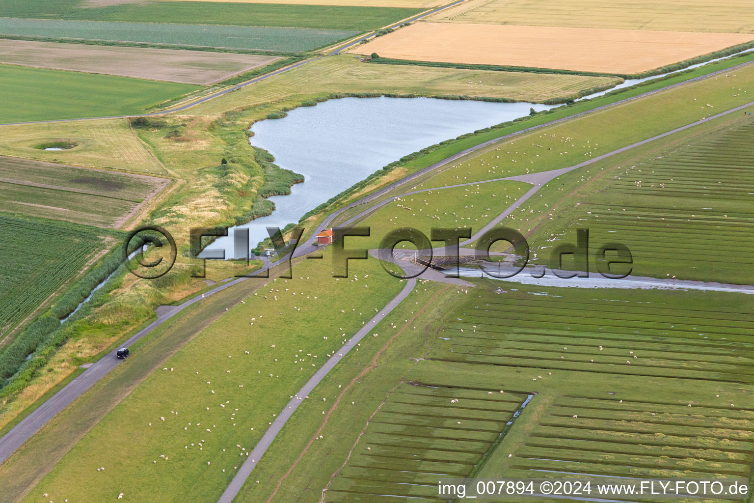 Vue aérienne de Barrage de la mer du Nord sur le sable du hareng à Wesselburenerkoog dans le département Schleswig-Holstein, Allemagne