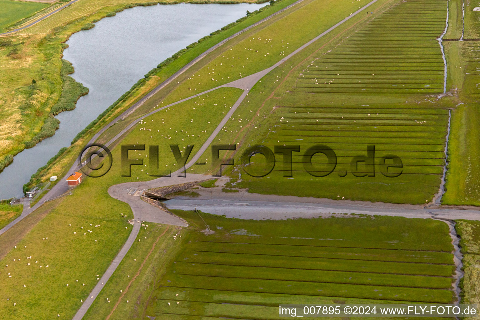 Photographie aérienne de Barrage de la mer du Nord sur le sable du hareng à Wesselburenerkoog dans le département Schleswig-Holstein, Allemagne