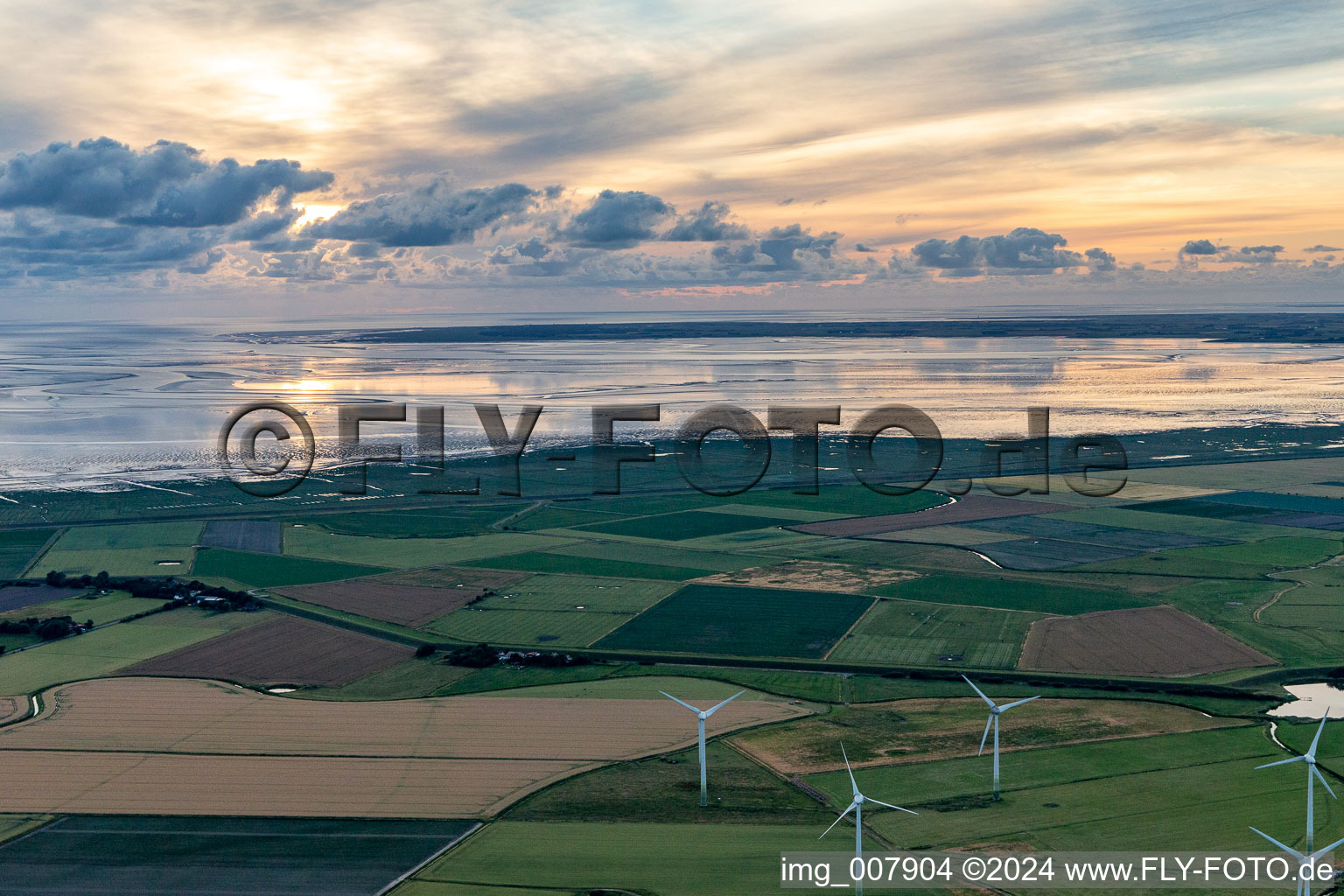 Vue aérienne de Hedwigenkoog dans le département Schleswig-Holstein, Allemagne