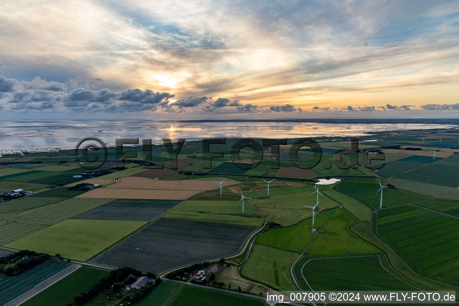 Vue aérienne de Mer des Wadden de la côte de la mer du Nord avec parc éolien à Hedwigenkoog dans le département Schleswig-Holstein, Allemagne