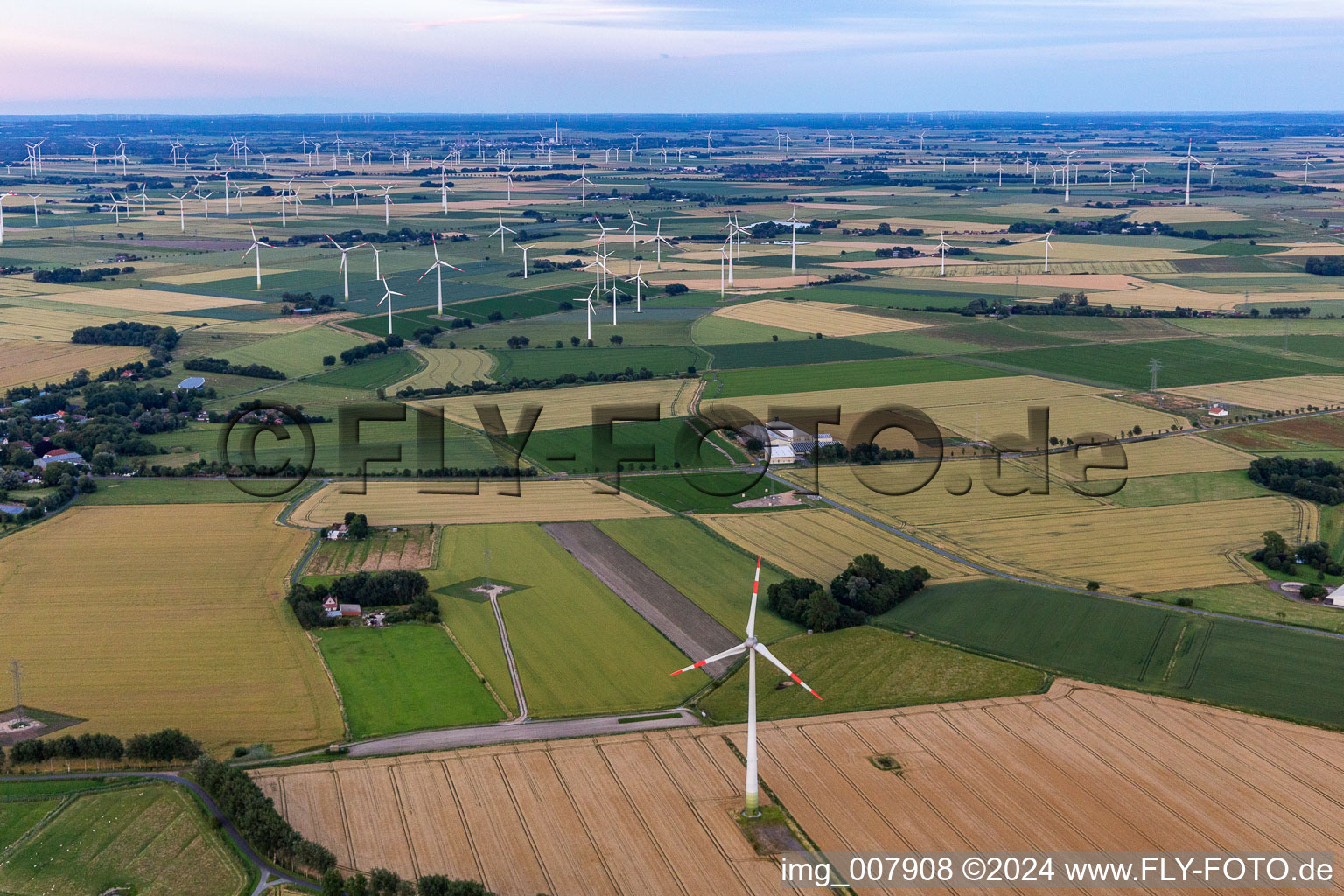 Vue aérienne de Süderdeich dans le département Schleswig-Holstein, Allemagne