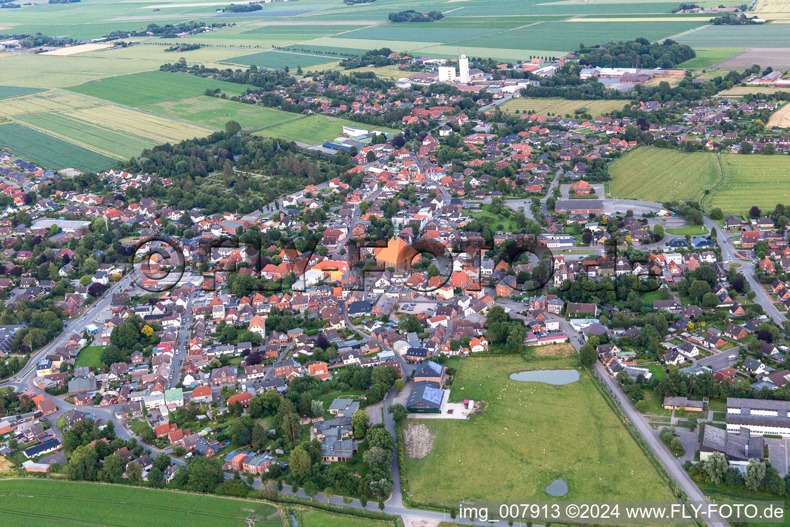 Vue oblique de Wesselburen dans le département Schleswig-Holstein, Allemagne