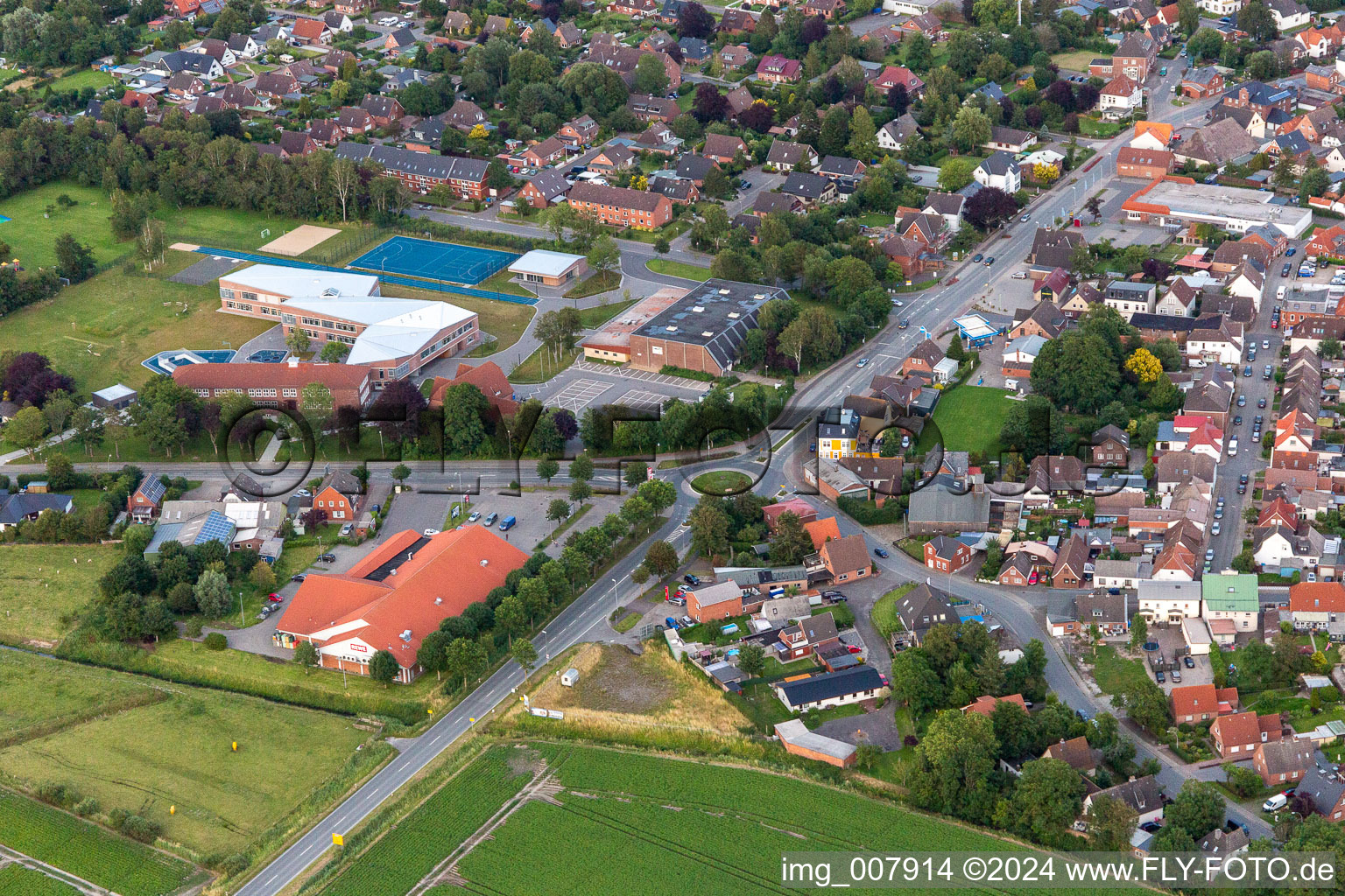 Vue aérienne de Entrée de la ville à Wesselburen dans le département Schleswig-Holstein, Allemagne