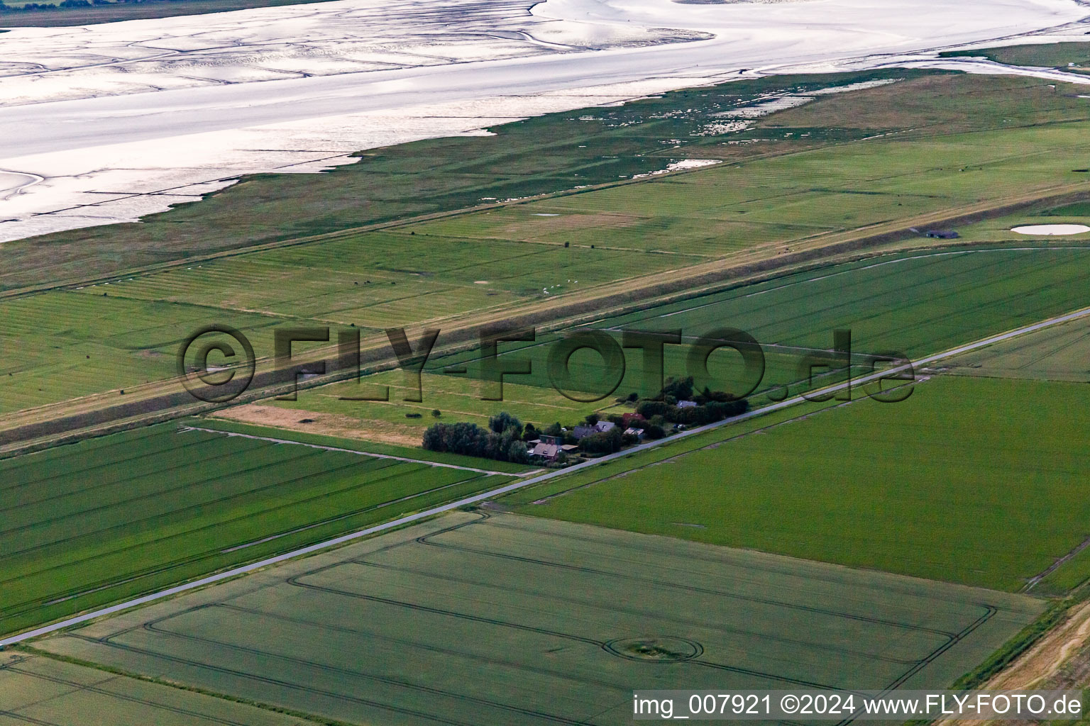 Schülpersieler Straße à Wesselburenerkoog dans le département Schleswig-Holstein, Allemagne vu d'un drone