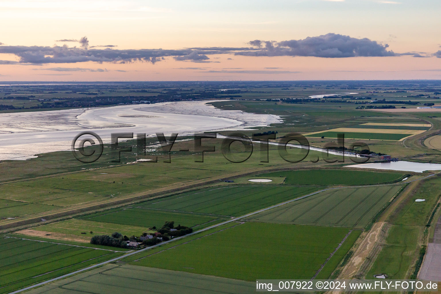 Vue aérienne de Schülpersieler Straße à Wesselburenerkoog dans le département Schleswig-Holstein, Allemagne