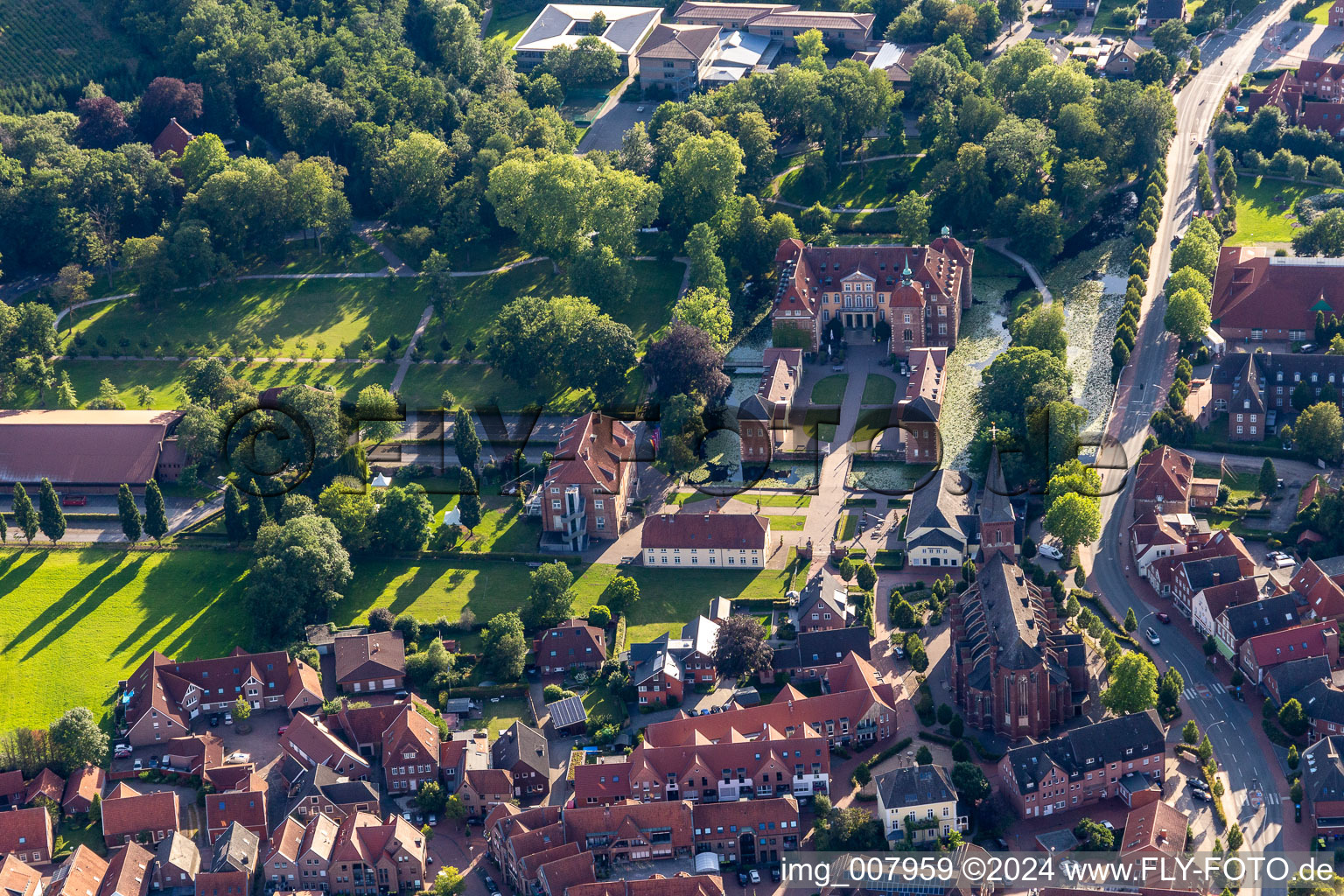 Vue aérienne de Parc du château du Sport-Schloß Châteauform - Château Velen à le quartier Velen-Dorf in Velen dans le département Rhénanie du Nord-Westphalie, Allemagne