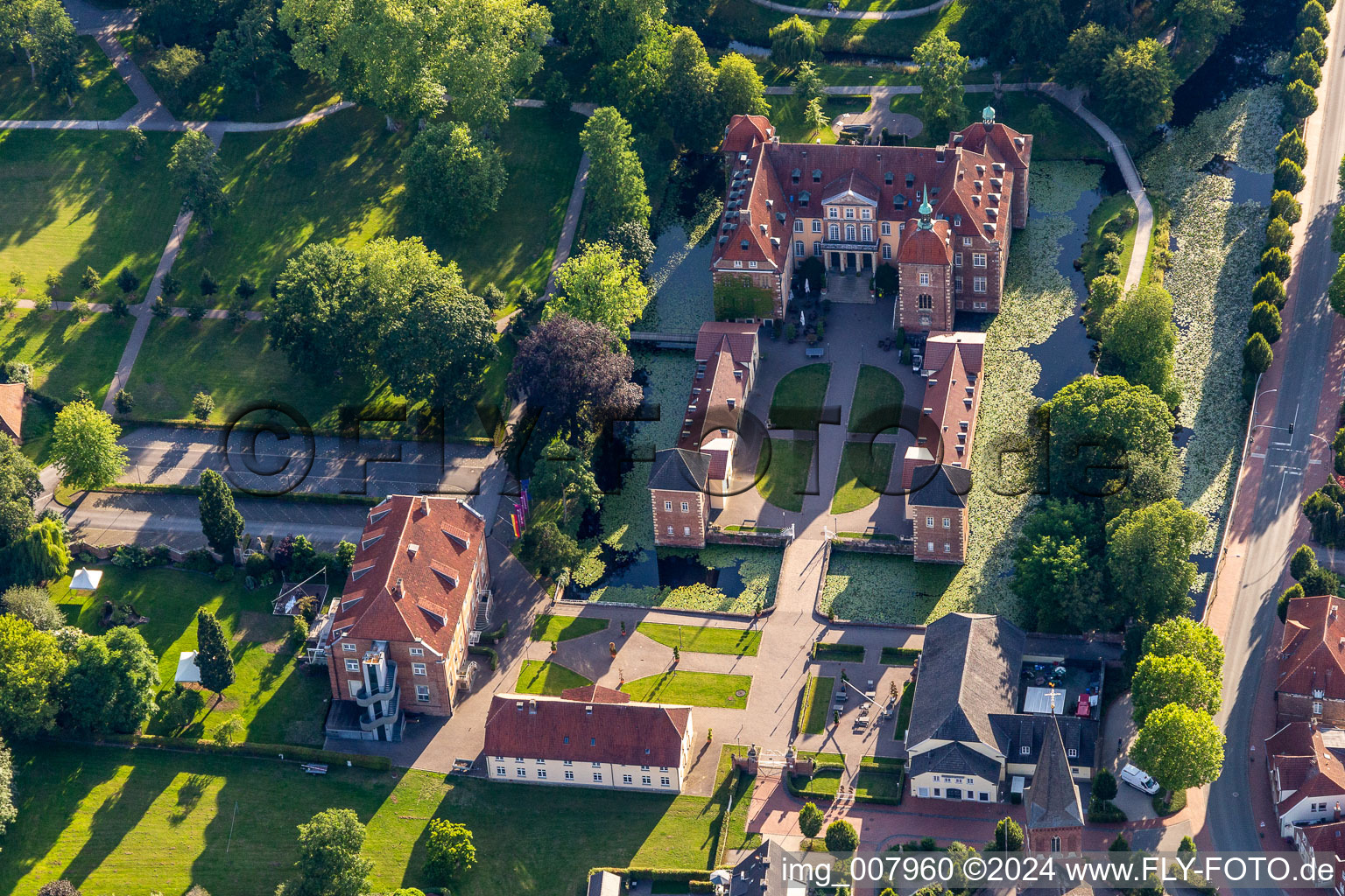 Vue aérienne de Complexe immobilier du centre de formation continue "Châteauform - Schloss Velen" sur la Ramsdorfer Straße à le quartier Velen-Dorf in Velen dans le département Rhénanie du Nord-Westphalie, Allemagne