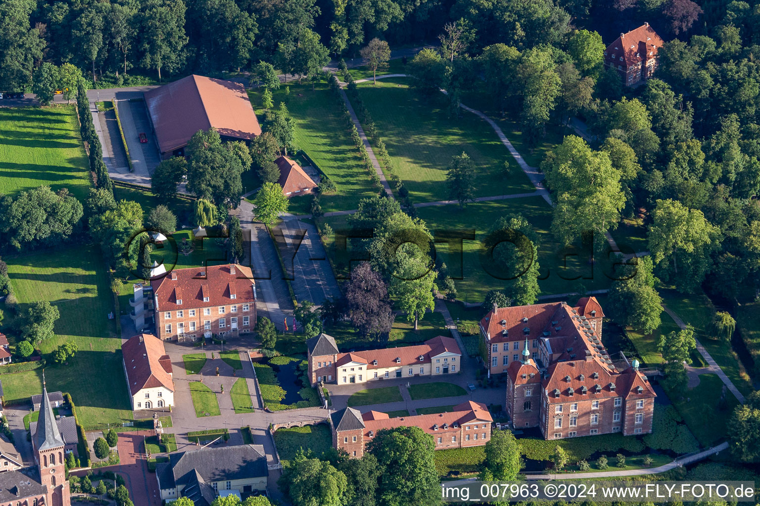 Vue aérienne de Complexe immobilier du centre de formation continue "Châteauform - Schloss Velen" sur la Ramsdorfer Straße à le quartier Velen-Dorf in Velen dans le département Rhénanie du Nord-Westphalie, Allemagne