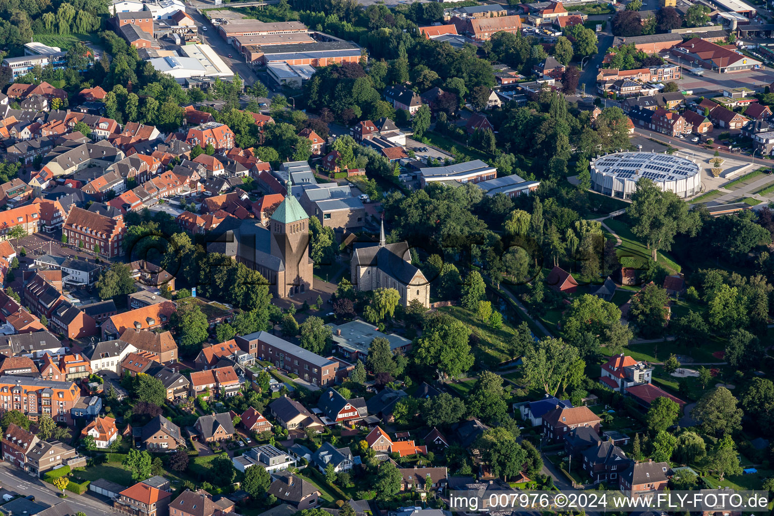 Vue aérienne de Bâtiment de l'église collégiale Saint-Georges et Sainte-Félizitas au centre-ville à Vreden dans le département Rhénanie du Nord-Westphalie, Allemagne