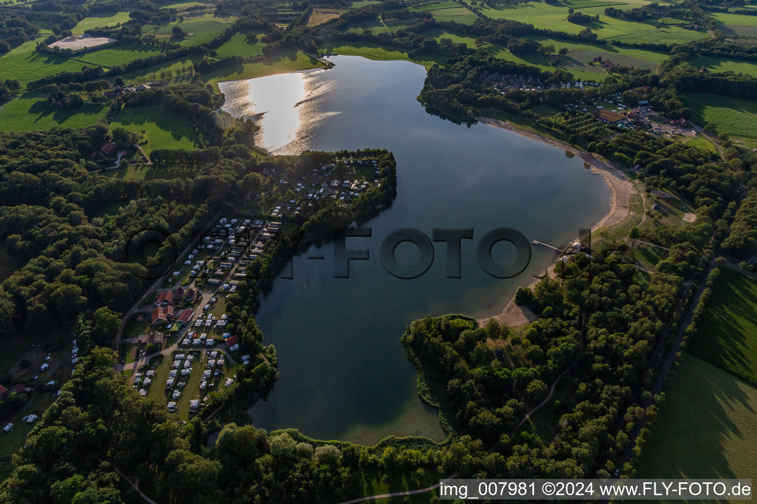 Vue aérienne de Zones riveraines de la zone du lac "Het Hilgelo à le quartier ten noorden van Winterswijk in Winterswijk dans le département Gueldre, Pays-Bas