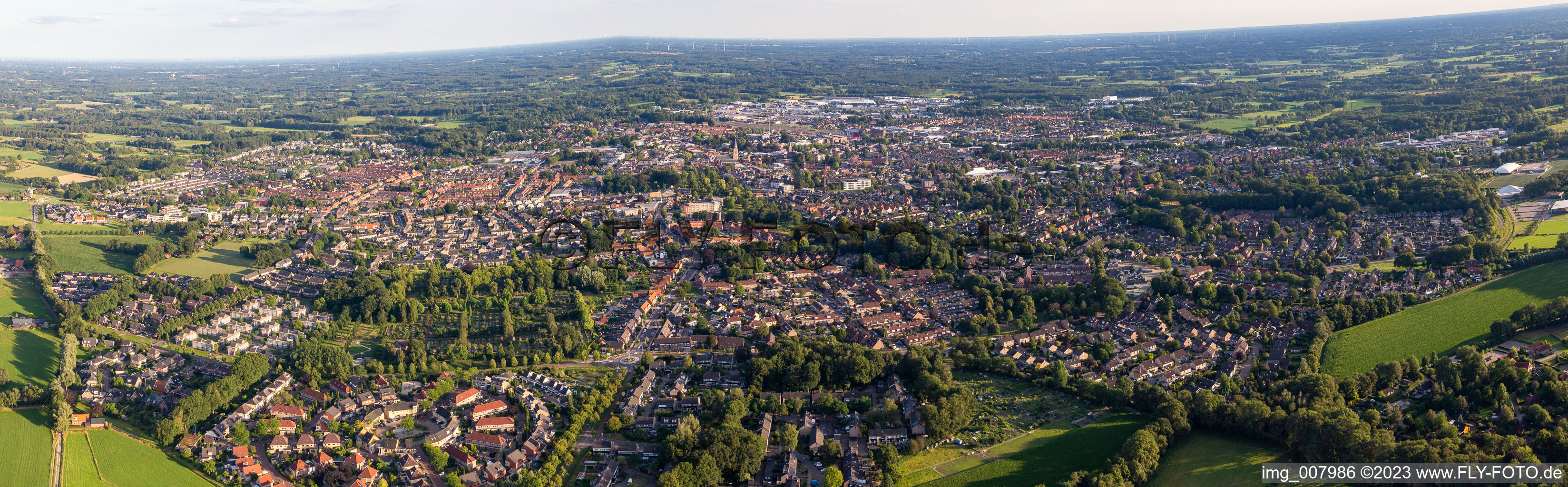 Vue aérienne de Panorama de la vue sur la ville du centre-ville à Winterswijk dans le département Gueldre, Pays-Bas