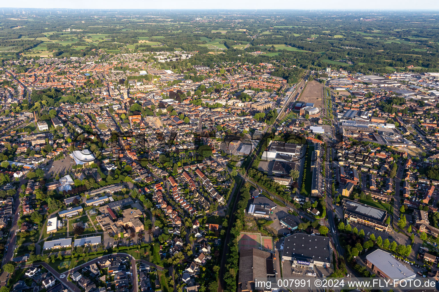 Vue aérienne de Vue sur la ville du centre-ville à le quartier Winterswijk-Noordoost in Winterswijk dans le département Gueldre, Pays-Bas