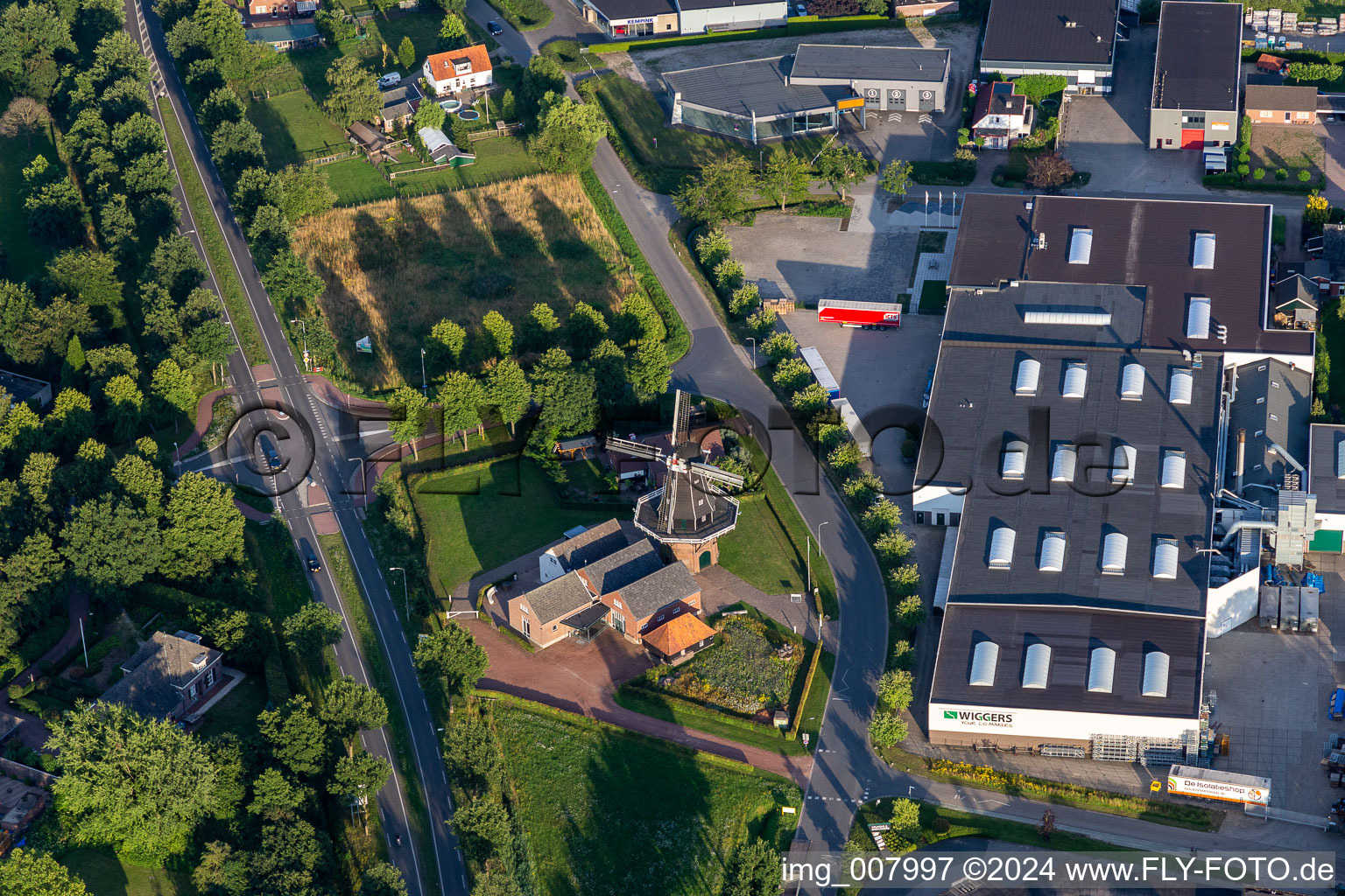 Vue aérienne de Moulin à vent historique Venemansmolen et Wiggers Lijstsprovielen BV à Winterswijk dans le département Gueldre, Pays-Bas