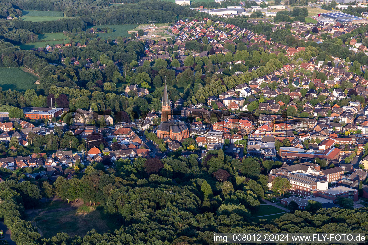 Vue aérienne de Église Sainte-Gudule à Rhede dans le département Rhénanie du Nord-Westphalie, Allemagne