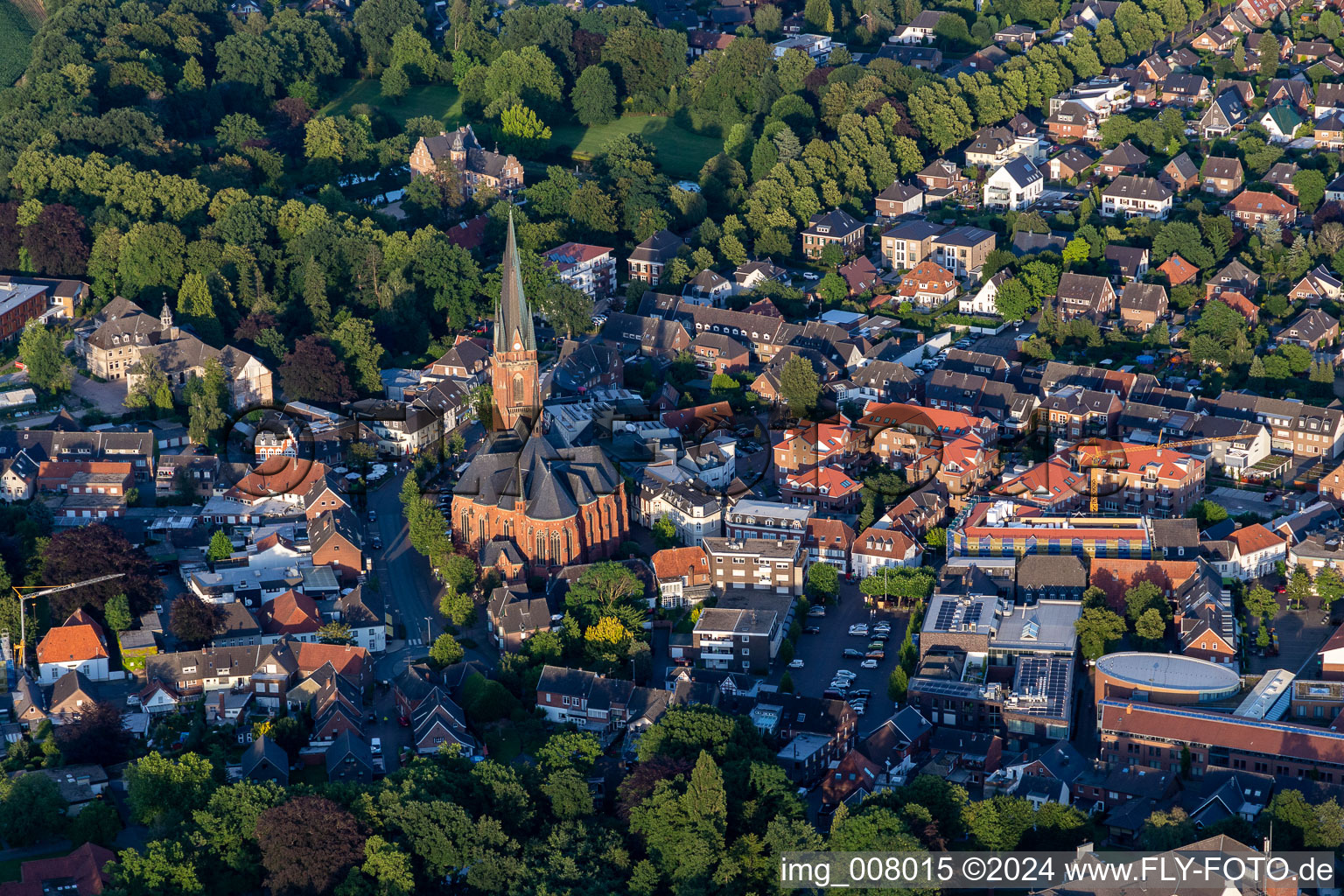 Vue aérienne de Église Sainte-Gudule à Rhede dans le département Rhénanie du Nord-Westphalie, Allemagne