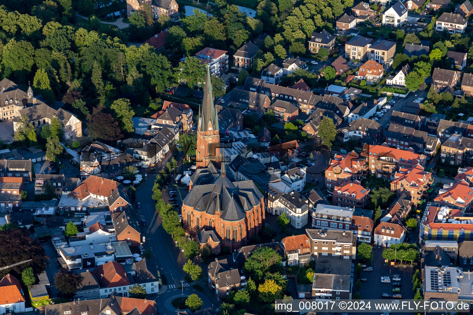 Vue aérienne de Église Sainte-Gudule dans la vieille ville à le quartier Altrhede in Rhede dans le département Rhénanie du Nord-Westphalie, Allemagne