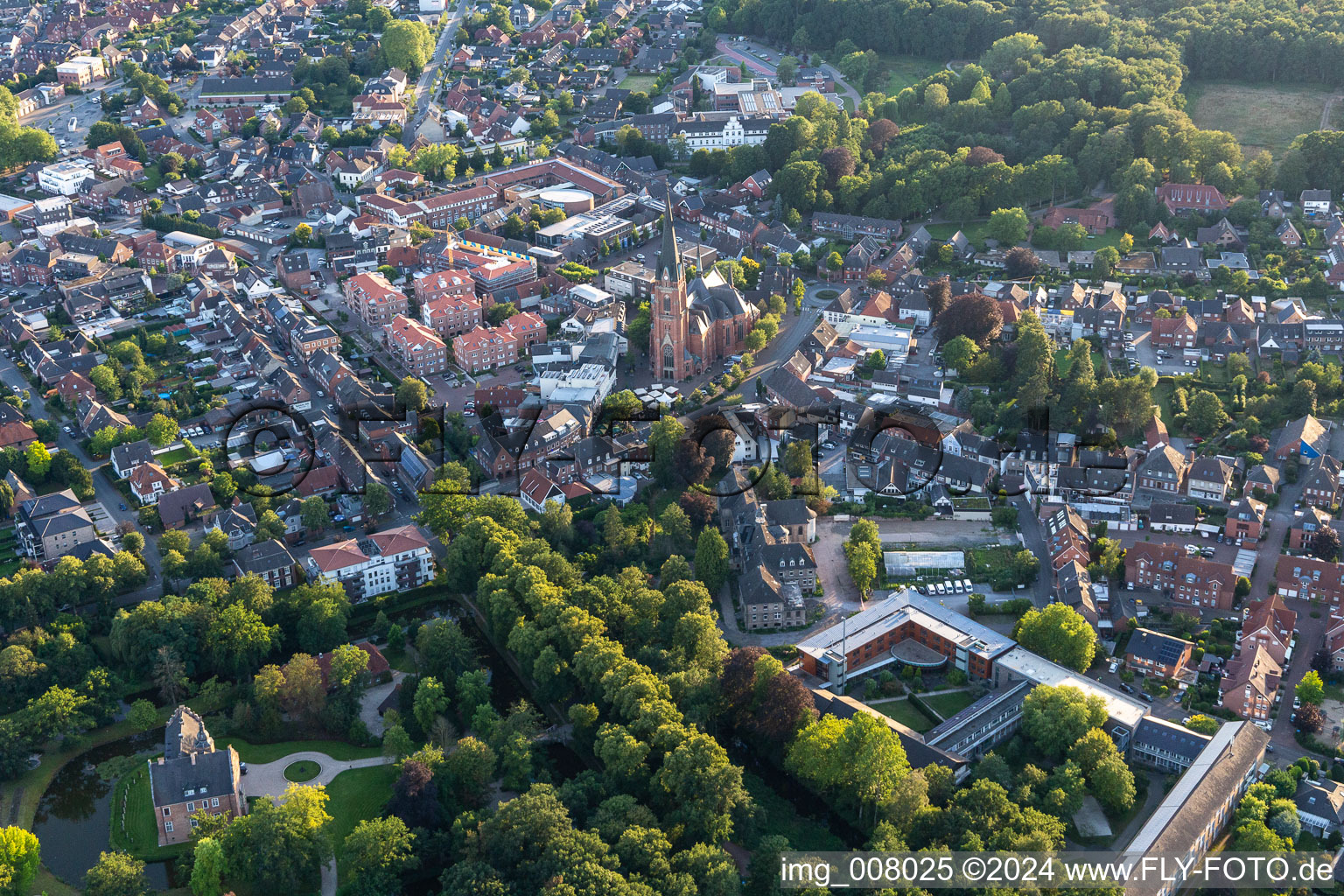 Vue aérienne de Église Sainte-Gudule, centre-ville à Rhede dans le département Rhénanie du Nord-Westphalie, Allemagne