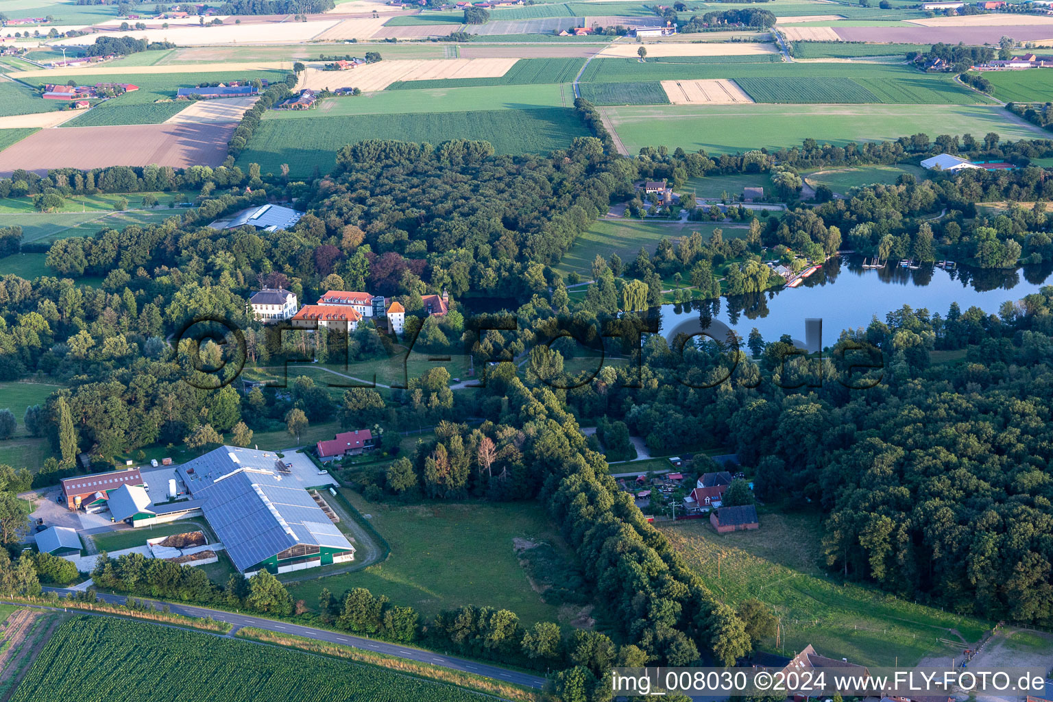 Vue aérienne de Lac Pröbsting à le quartier Hoxfeld in Borken dans le département Rhénanie du Nord-Westphalie, Allemagne