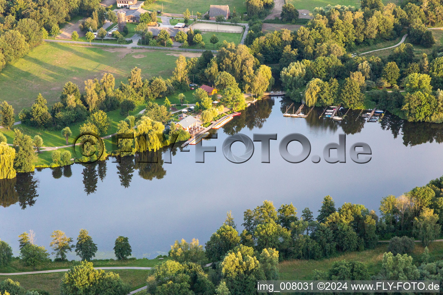 Vue aérienne de Lac Pröbsting à le quartier Hoxfeld in Borken dans le département Rhénanie du Nord-Westphalie, Allemagne