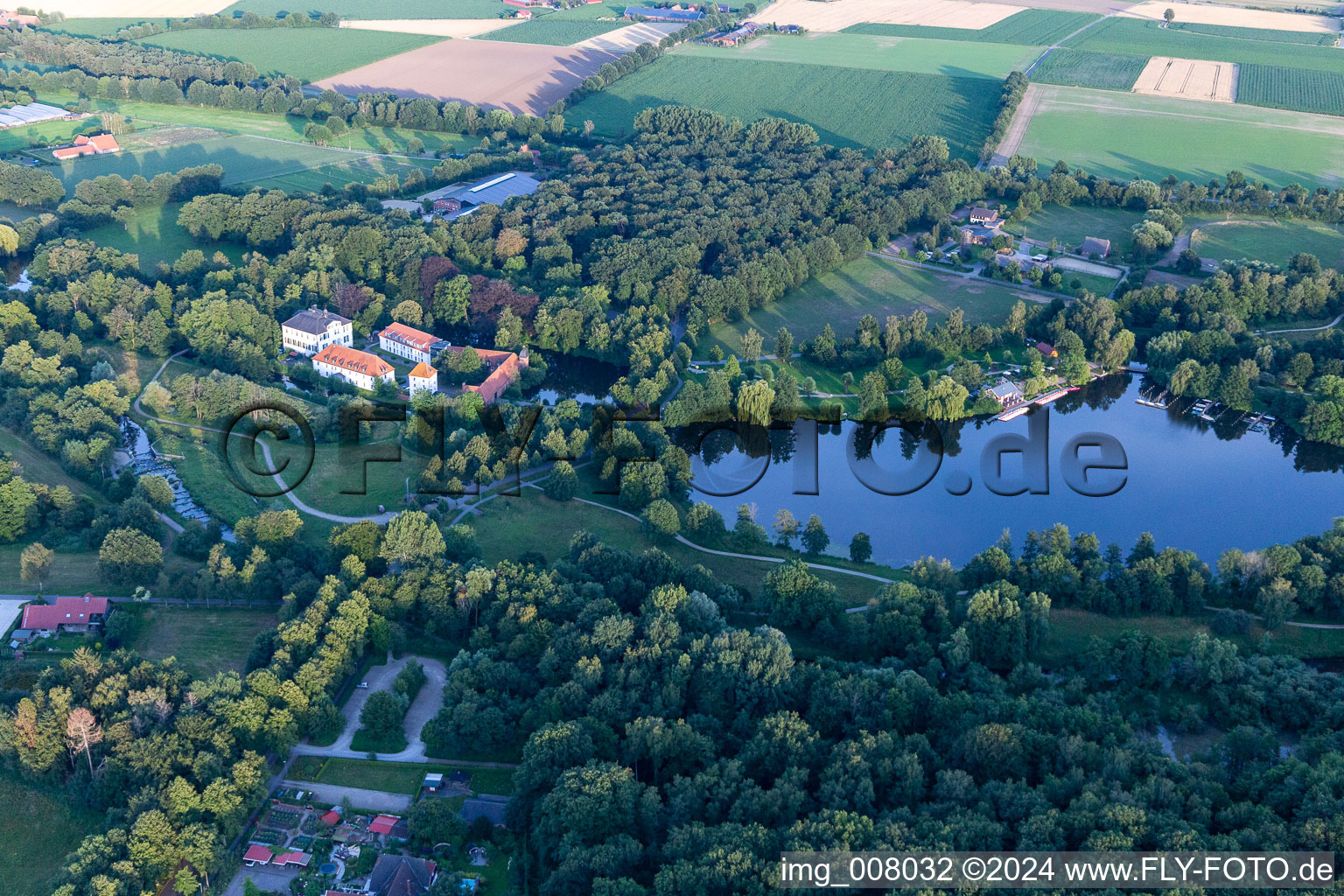 Vue aérienne de Surfaces riveraines du lac Pröbstingsee et zone de loisirs en Hoxfeld à le quartier Hoxfeld in Borken dans le département Rhénanie du Nord-Westphalie, Allemagne