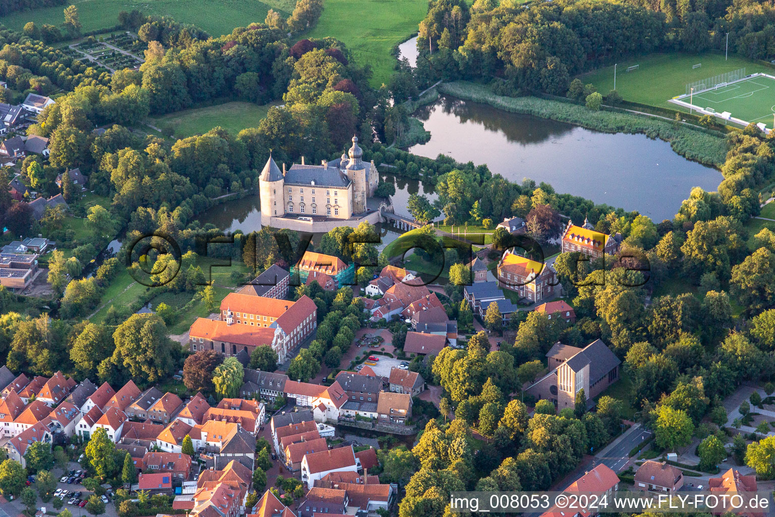 Vue aérienne de Château de jeunesse Gemen à le quartier Gemen in Borken dans le département Rhénanie du Nord-Westphalie, Allemagne