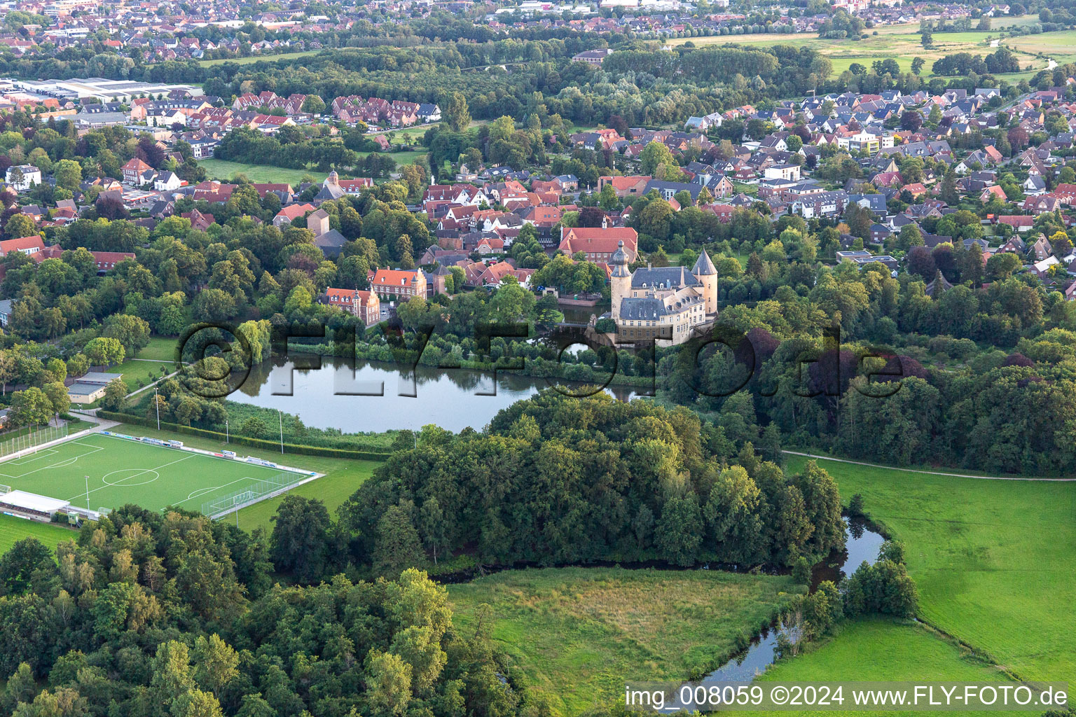 Vue aérienne de Château de jeunesse Gemen depuis l'est à le quartier Gemen in Borken dans le département Rhénanie du Nord-Westphalie, Allemagne