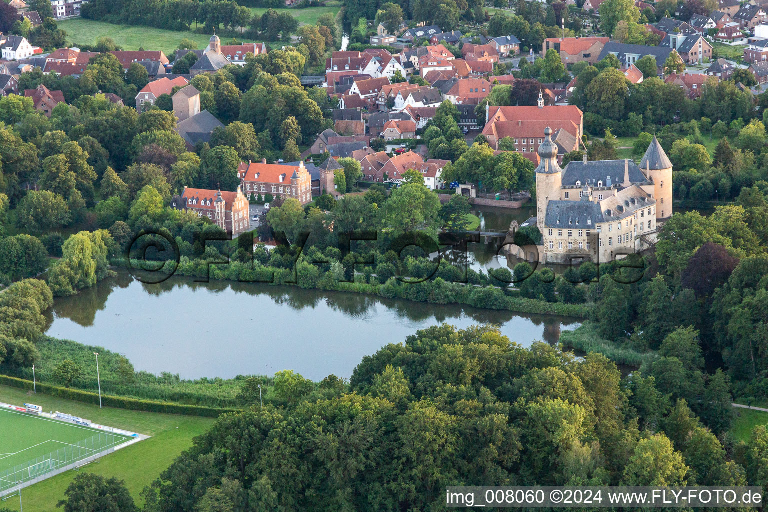 Vue oblique de Château de jeunesse Gemen à le quartier Gemen in Borken dans le département Rhénanie du Nord-Westphalie, Allemagne