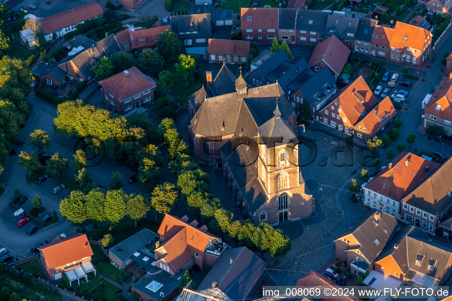 Vue aérienne de Bâtiment de l'église de Sainte-Walburge en Ramsdorf à le quartier Ramsdorf in Velen dans le département Rhénanie du Nord-Westphalie, Allemagne