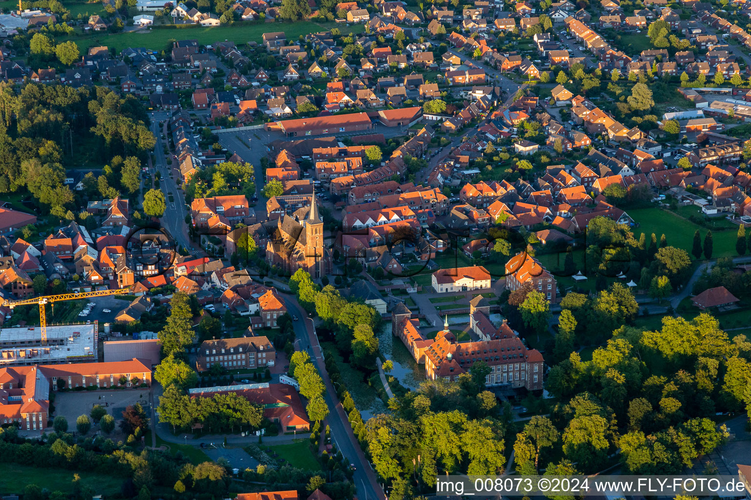 Vue aérienne de Château sportif Chateauform Velen et église Saint-Pierre et Paul à Velen dans le département Rhénanie du Nord-Westphalie, Allemagne