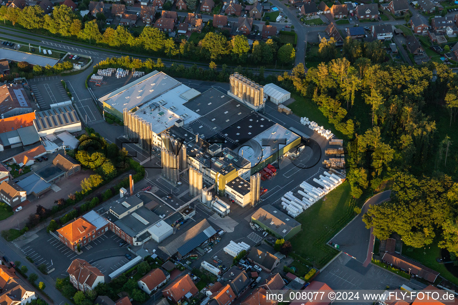 Vue aérienne de Locaux de l'entreprise Rehau AG + Co avec halls, bâtiments d'entreprise et installations de production à le quartier Velen-Dorf in Velen dans le département Rhénanie du Nord-Westphalie, Allemagne