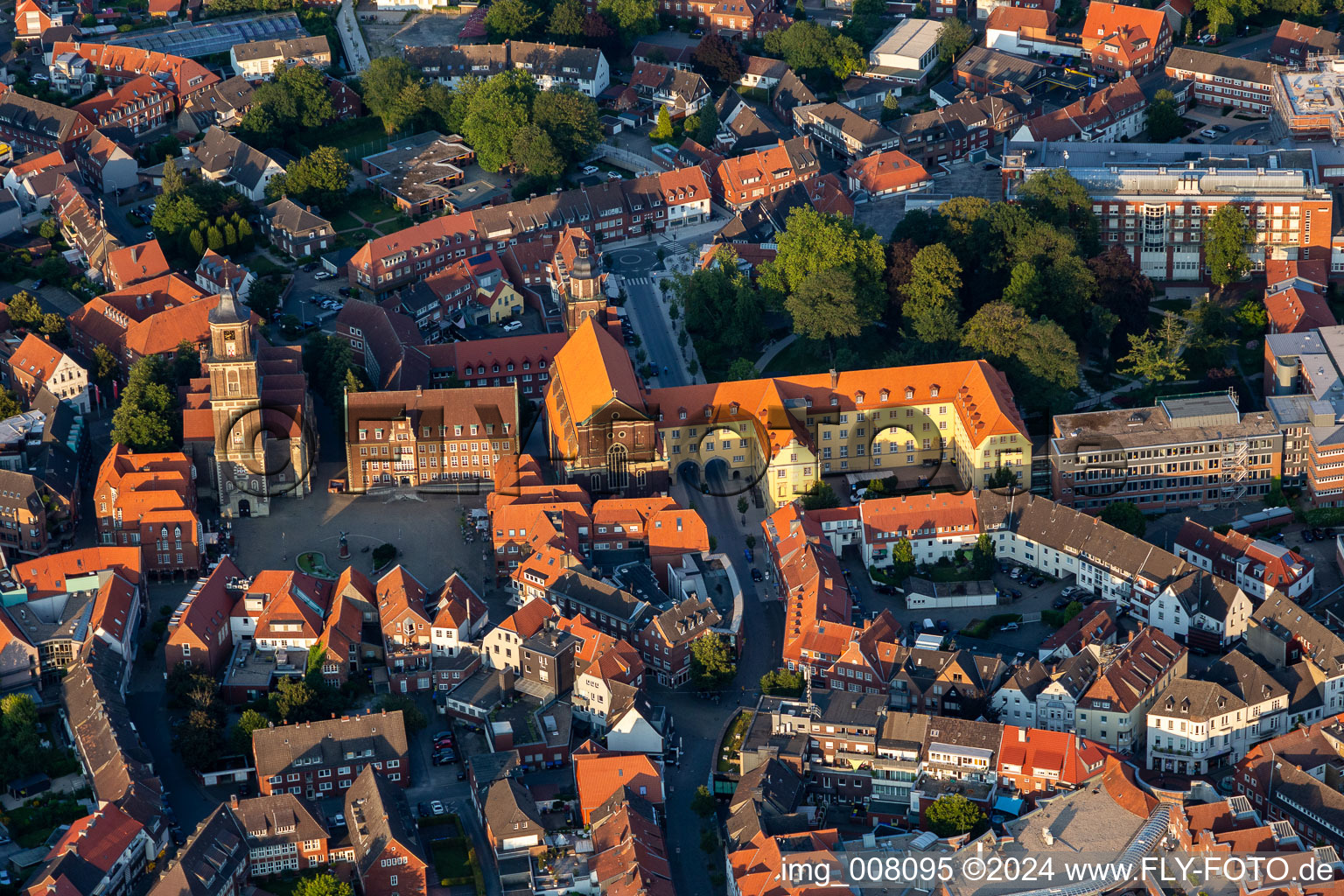 Vue aérienne de Bâtiment religieux « Église des Jésuites Coesfeld » sur la Bernhard-von-Galen-Straße à le quartier Coesfeld-Stadt in Coesfeld dans le département Rhénanie du Nord-Westphalie, Allemagne