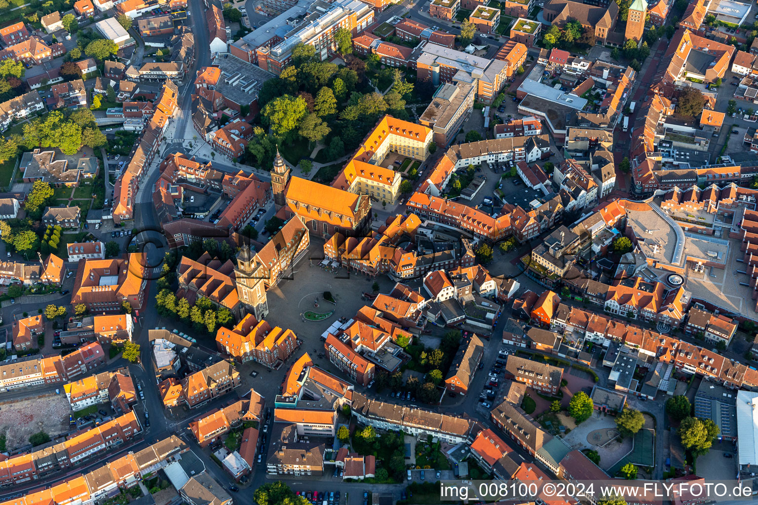 Vue aérienne de Bâtiment religieux « Église des Jésuites Coesfeld » sur la Bernhard-von-Galen-Straße à le quartier Coesfeld-Stadt in Coesfeld dans le département Rhénanie du Nord-Westphalie, Allemagne