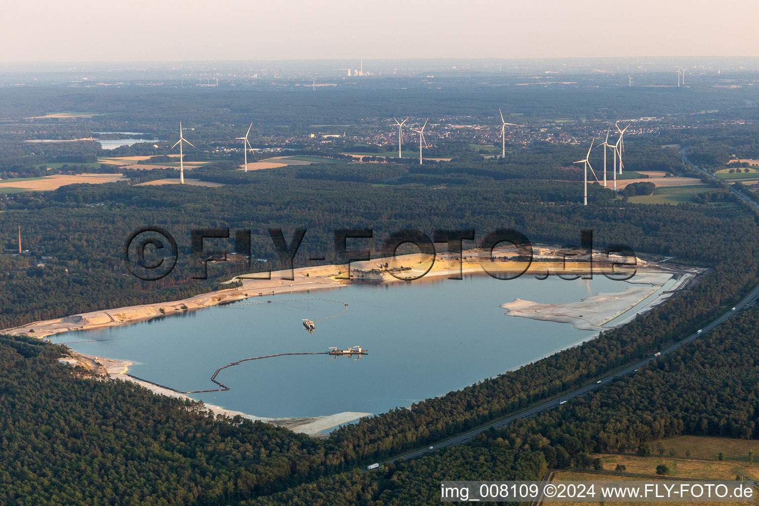 Vue aérienne de Zones riveraines de la zone du lac du "Silberseen" dans une zone forestière à le quartier Lehmbraken in Haltern am See dans le département Rhénanie du Nord-Westphalie, Allemagne