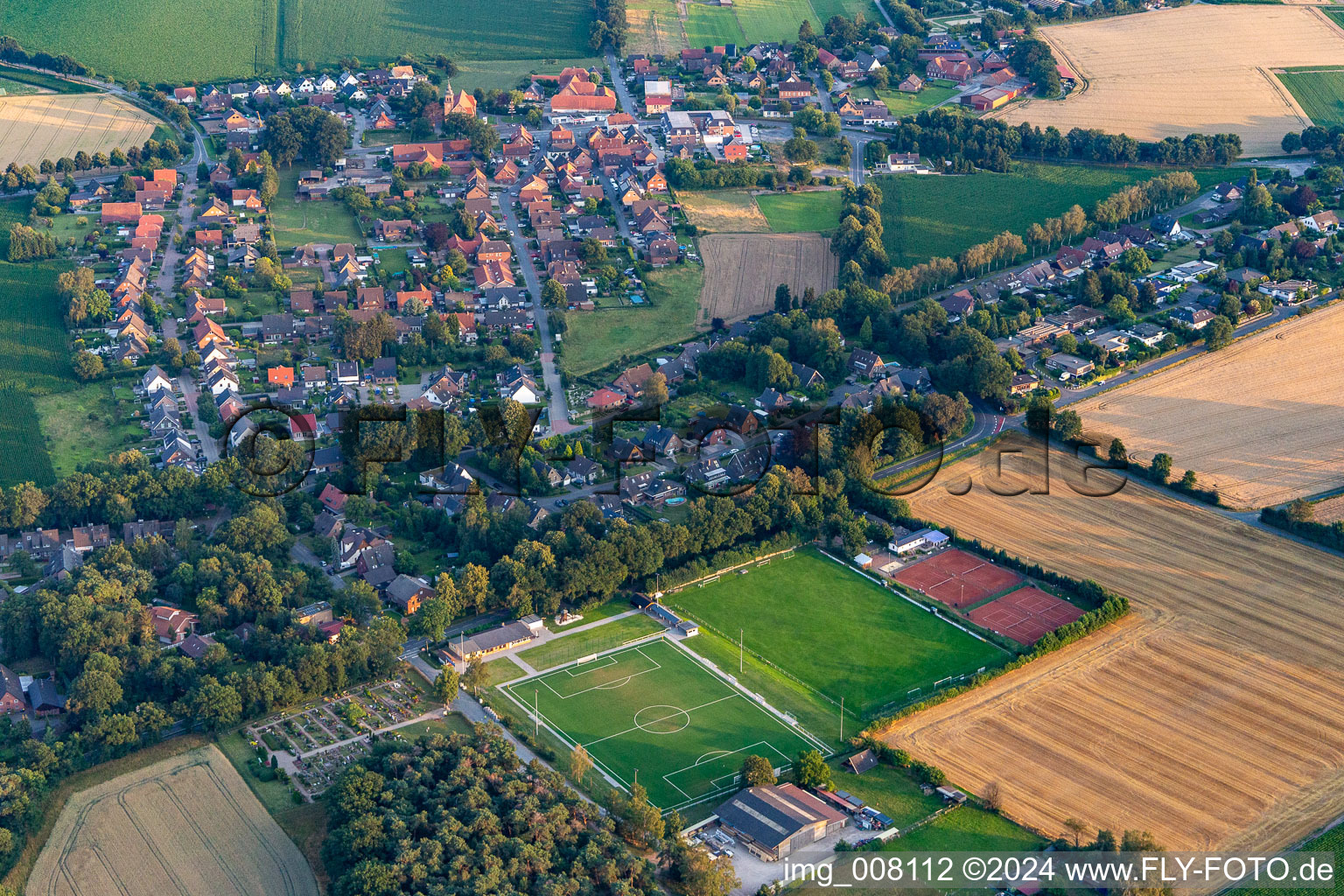 Vue aérienne de Chantier pour la construction d'un nouveau terrain en gazon synthétique dans les installations sportives d'Am Friedhof en Lavesum à le quartier Lavesum in Haltern am See dans le département Rhénanie du Nord-Westphalie, Allemagne