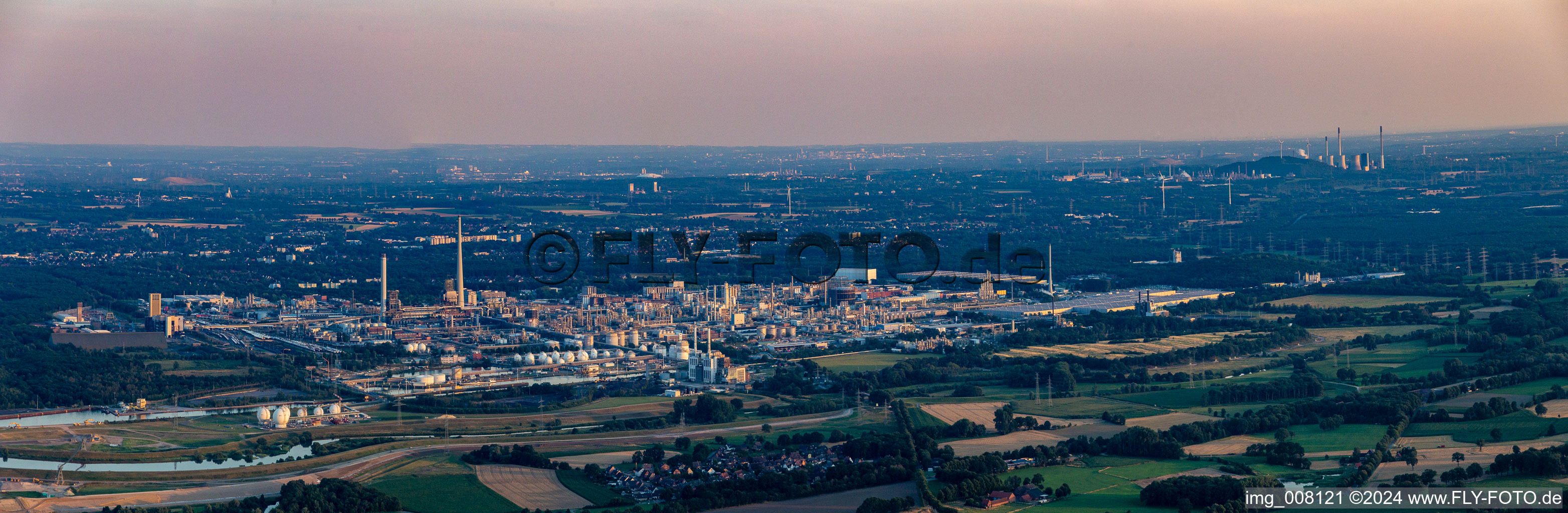 Vue aérienne de Perspective panoramique des locaux de l'usine du producteur chimique Chemiepark Marl sur la Paul-Baumann Straße dans la lumière du soir à le quartier Chemiezone in Marl dans le département Rhénanie du Nord-Westphalie, Allemagne