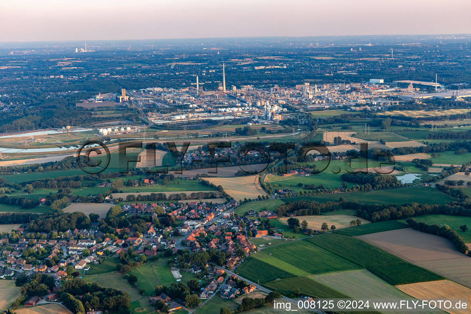 Vue aérienne de Vue de la commune en bordure des champs et zones agricoles en Lippramsdorf à le quartier Lippramsdorf in Haltern am See dans le département Rhénanie du Nord-Westphalie, Allemagne