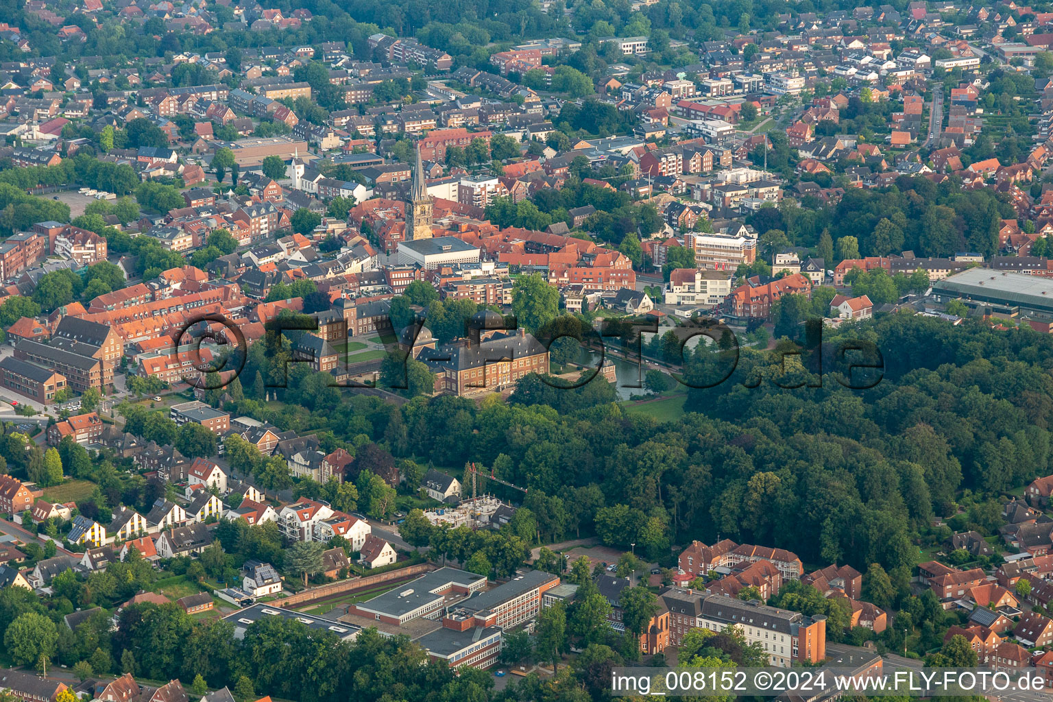 Vue aérienne de Château entouré de douves et jardin du château à Ahaus dans le département Rhénanie du Nord-Westphalie, Allemagne