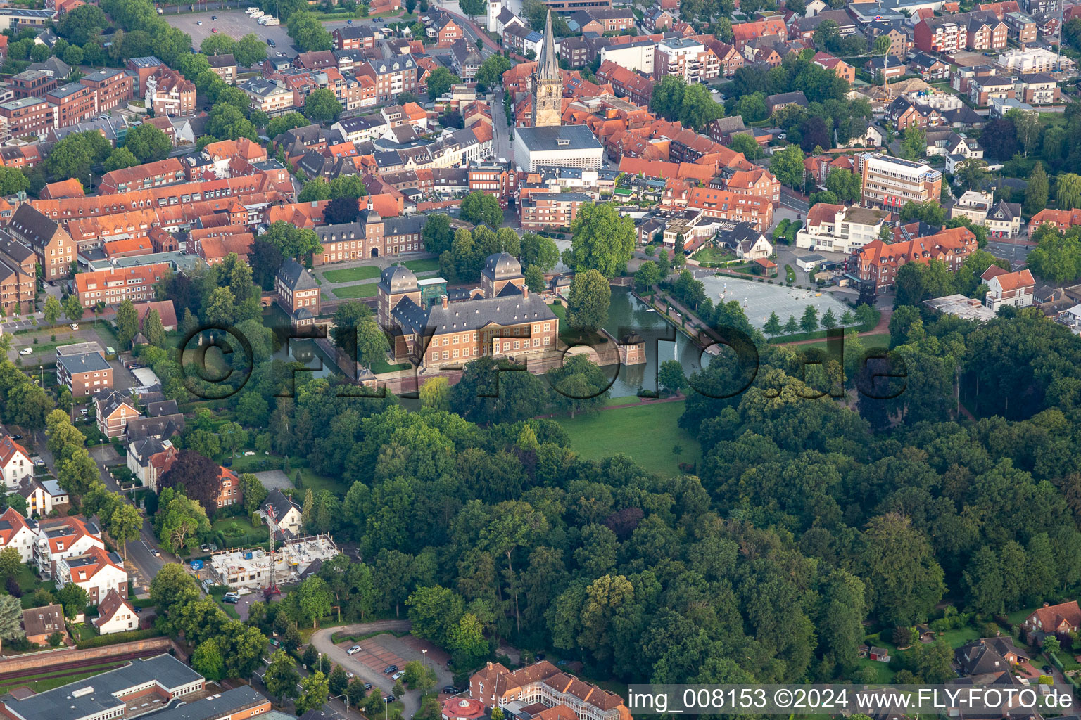 Vue aérienne de Château entouré de douves et jardin du château à Ahaus dans le département Rhénanie du Nord-Westphalie, Allemagne