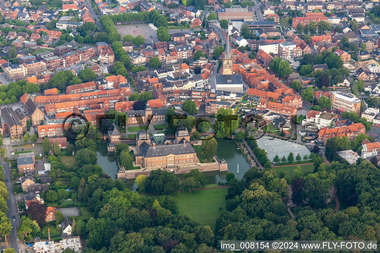 Photographie aérienne de Château entouré de douves et jardin du château à Ahaus dans le département Rhénanie du Nord-Westphalie, Allemagne