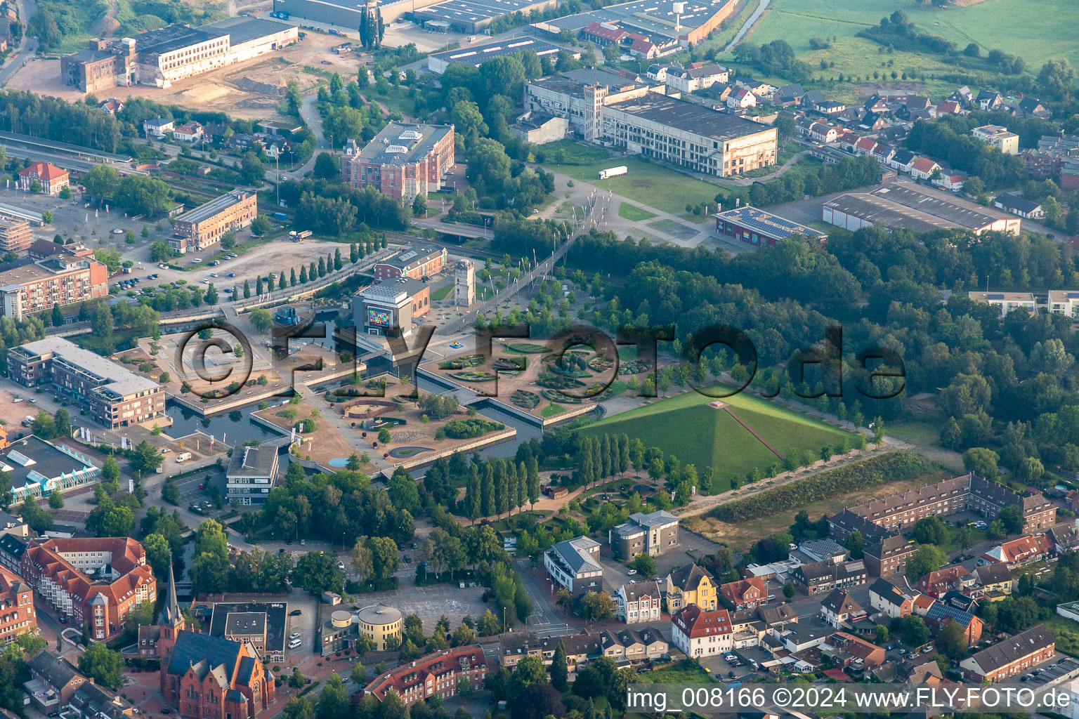 Vue aérienne de Parc Gronau LAGA avec canaux, îles-jardins et pyramide devant le musée rock'n'pop (Westphalie) à Gronau dans le département Rhénanie du Nord-Westphalie, Allemagne