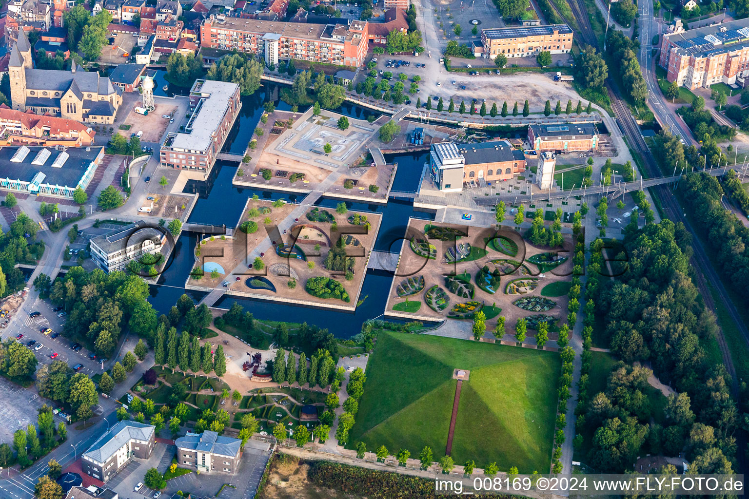 Vue aérienne de Parc Gronau LAGA avec canaux, îles-jardins et pyramide devant le musée rock'n'pop (Westphalie) à Gronau dans le département Rhénanie du Nord-Westphalie, Allemagne