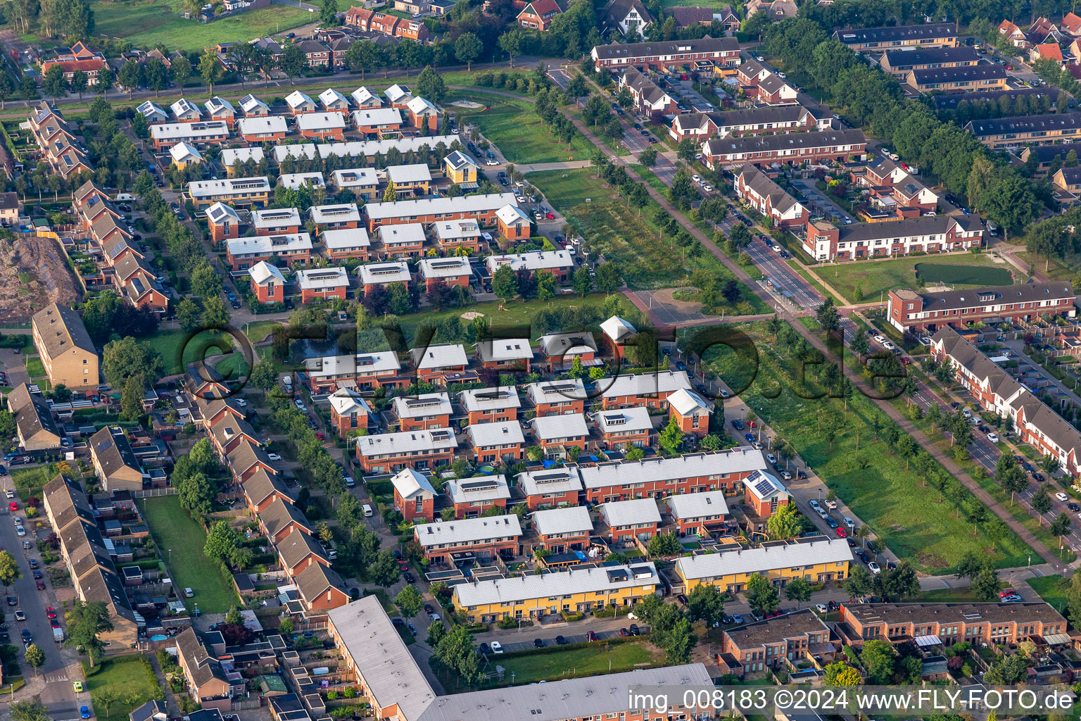 Vue aérienne de Quartier résidentiel d'un lotissement de maisons mitoyennes dans le quartier d'Eekmaat à le quartier Eilermarke in Enschede dans le département Overijssel, Pays-Bas