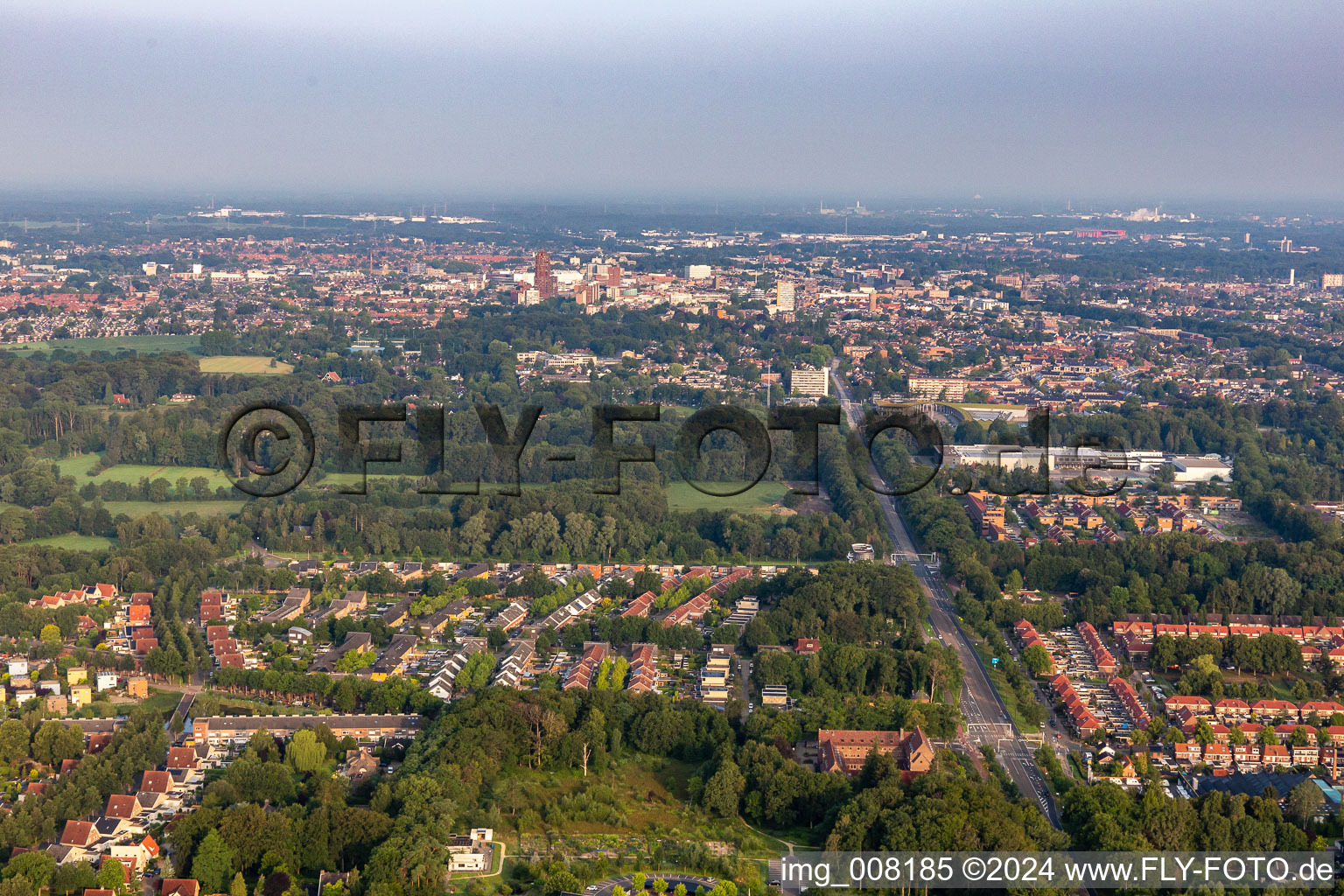 Vue aérienne de Rue Gronau à Enschede dans le département Overijssel, Pays-Bas