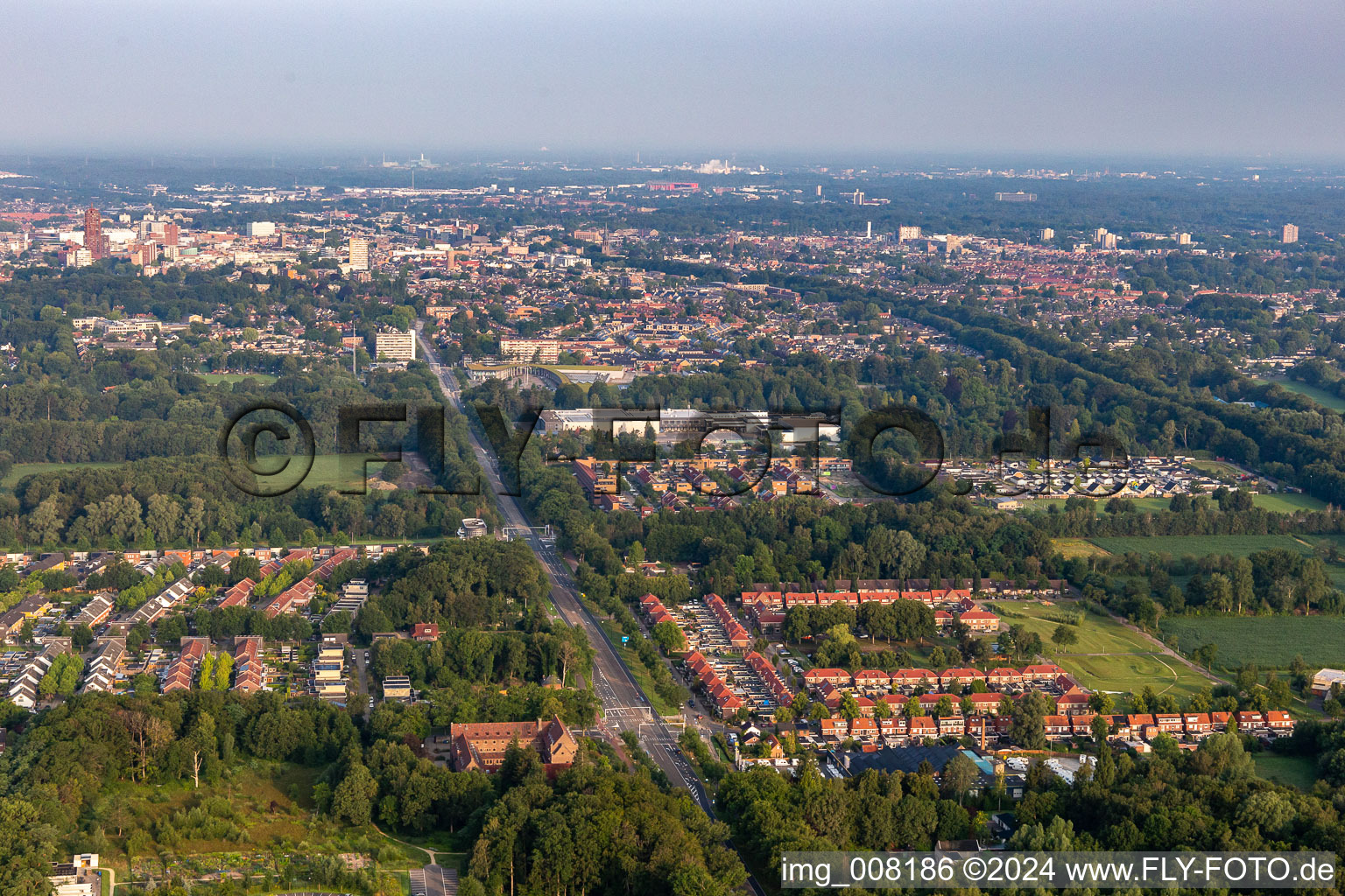 Vue aérienne de Rue Gronau à Enschede dans le département Overijssel, Pays-Bas