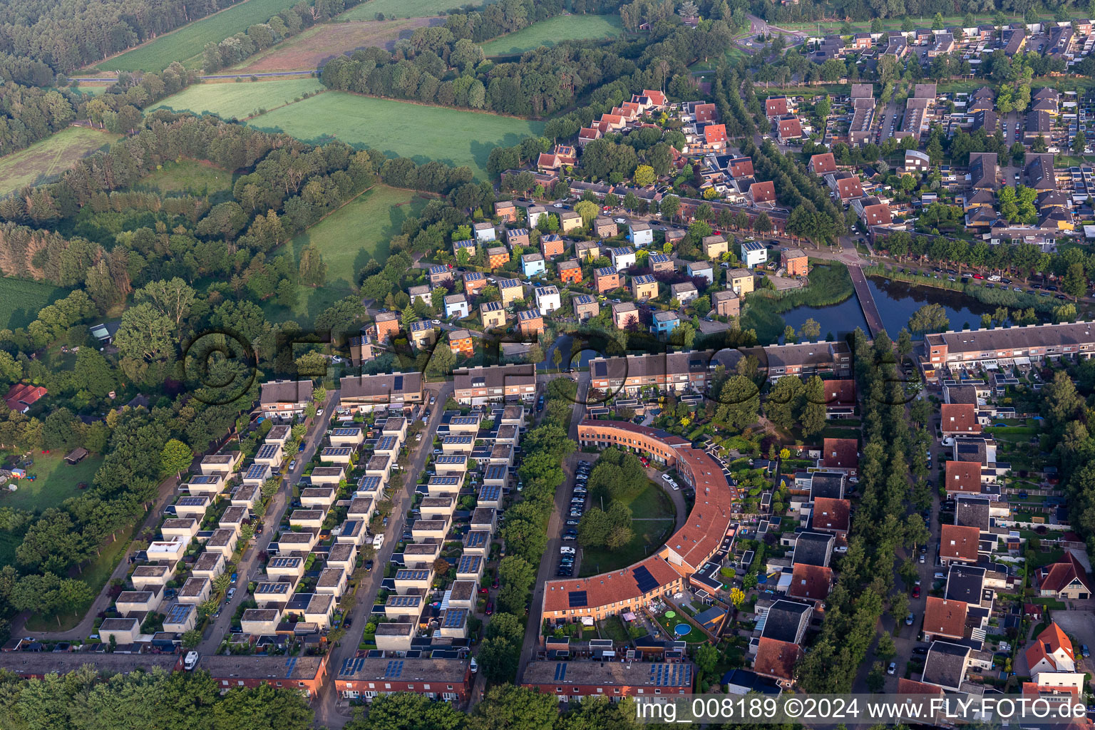 Vue aérienne de Quartier résidentiel avec des maisons individuelles colorées en forme de cube dans un lotissement unifamilial à la campagne au bord de l'eau à le quartier Eekmaat West in Enschede dans le département Overijssel, Pays-Bas